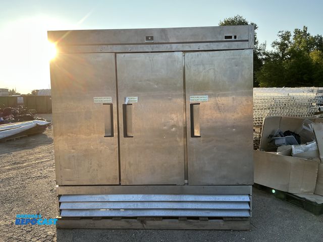 Lot 2-96805 - Kelvinator KCBM72FS-HC 3-Section Commercial Reach-in Freezer