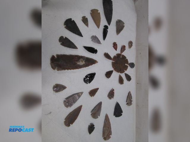 Lot 2-56879 - lot of 30 arrowheads size 1" to 5" mostly flint