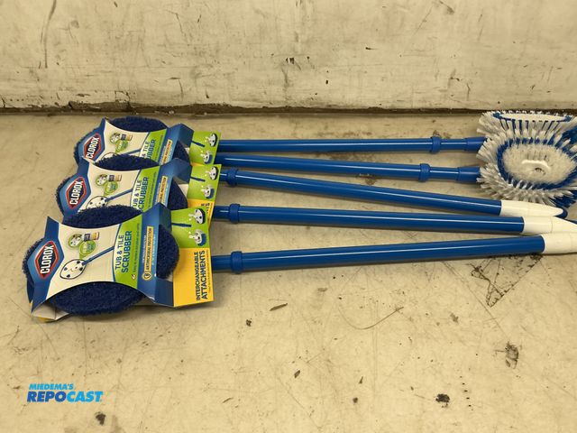 Lot 2-75899 - Lot of (5 cloak brushes and cleaning brushes