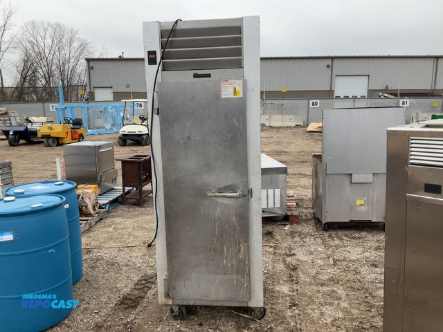 Lot 2-92711 - Traulsen Traulsen G10011 29 7/8" One Section Reach In Refrigerator, (1) Left Hinge Solid Door, 115v ...