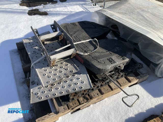 Lot 2-19376 - pallet w/ 5th wheels and steps