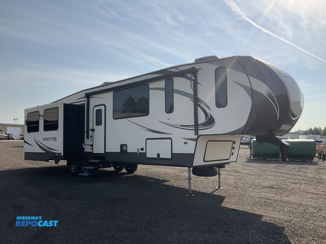 Lot 2-30359 - 2018 Sprinter 357FWLFT 5th Wheel/Gooseneck Travel Trailer
