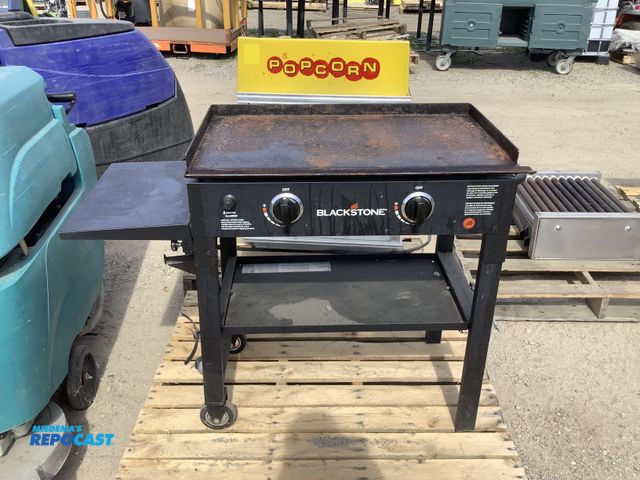 Lot 2-76948 - Blackstone 1517 28-inch outdoor flat-top gas griddle with cover