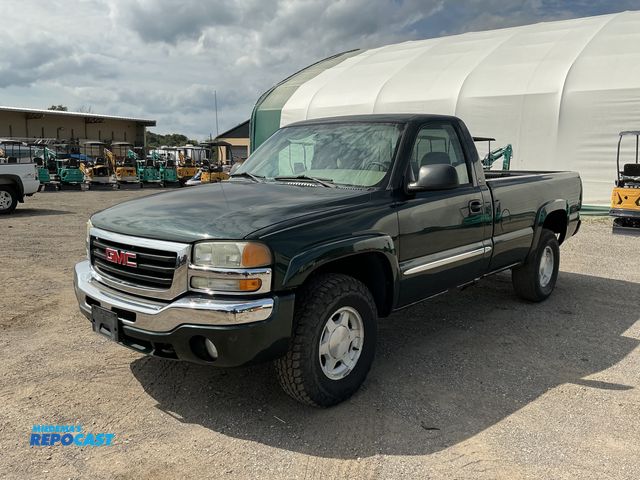 Lot 2-20033 - 2004 GMC Sierra 1500 SLE Long Bed 4WD Regular Cab Long Box Pickup Truck 4x4