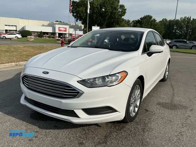 Lot 2-18006 - 2017 Ford Fusion SE Sedan FWD
