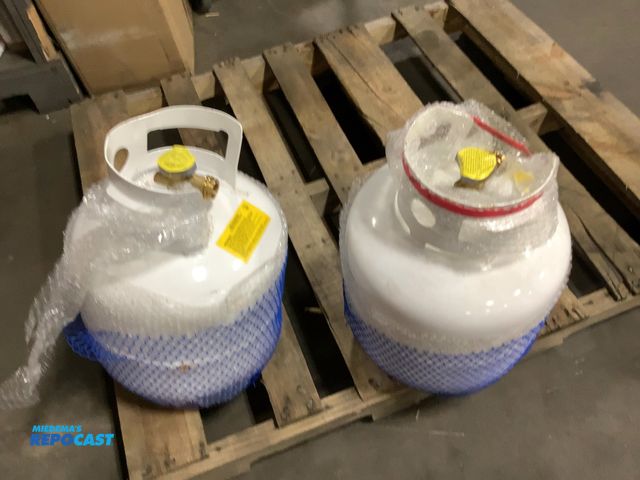 Lot 2-67824 - 2 20lb propane tanks