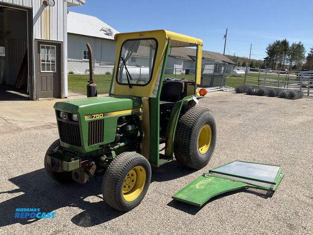 Lot 2-61274 - John Deere 750 Tractor