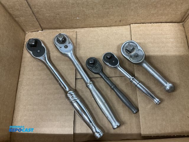Lot 2-35433 - lot of 5 snap on ratchets 3- 3/8" 2- 1/4"