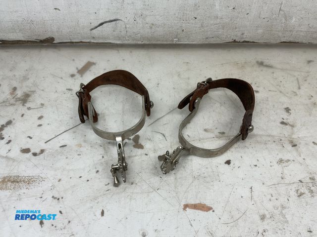 Lot 2-19404 - Metal spurs with leather adjustable straps