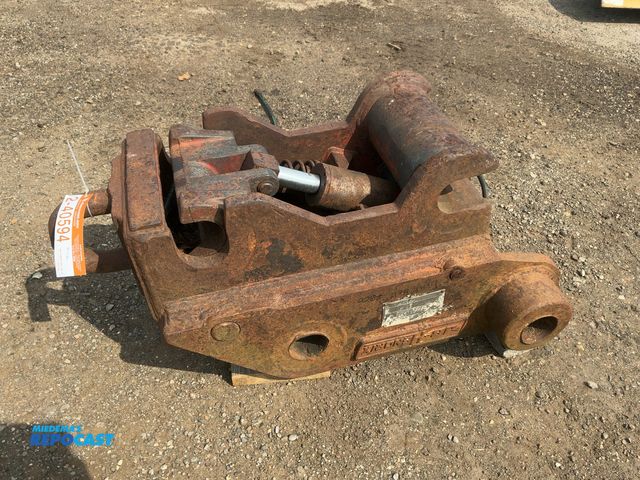 Lot 2-40594 - Used JB-Hendrix Hydraulic Quick Coupler off a Link Belt 2800 Excavator, pin grabber style, missing o...