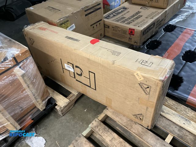 Lot 2-27472 - FCH G666-A1614G52002140 Wood Bedroom Dresser in black