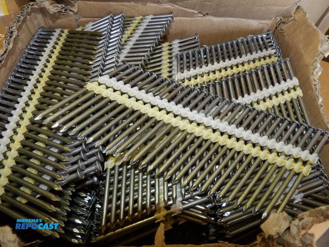 Lot 2-53053 - Lot of (4000) Bostitch 3-1/4 x .131, 21 degree round head nails