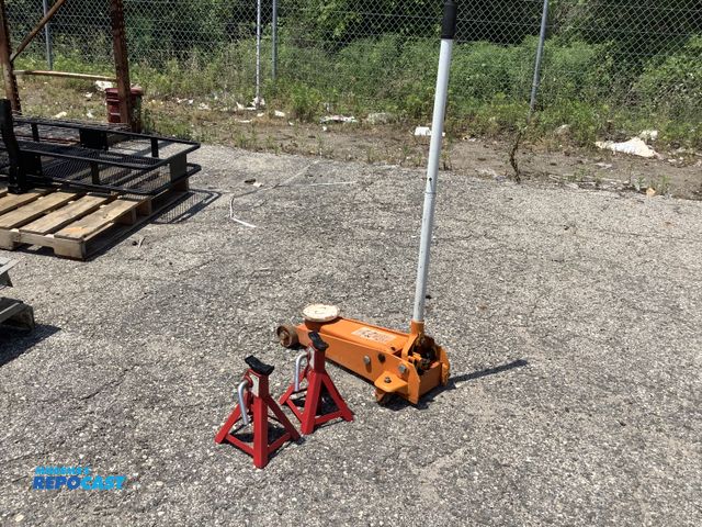 Lot 2-96423 - 2-1/4 ton hydraulic Jac &amp; (2) 3-ton Jack Stands