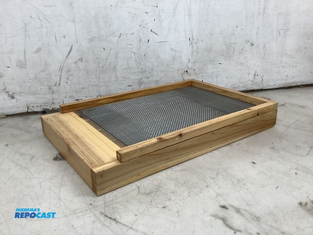 Lot 2-75454 - Frame beehive screened bottom board