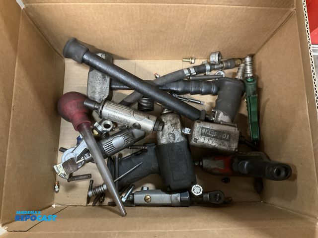 Lot 2-17009 - Lot of pneumatic air tools, primarily impact wrenches