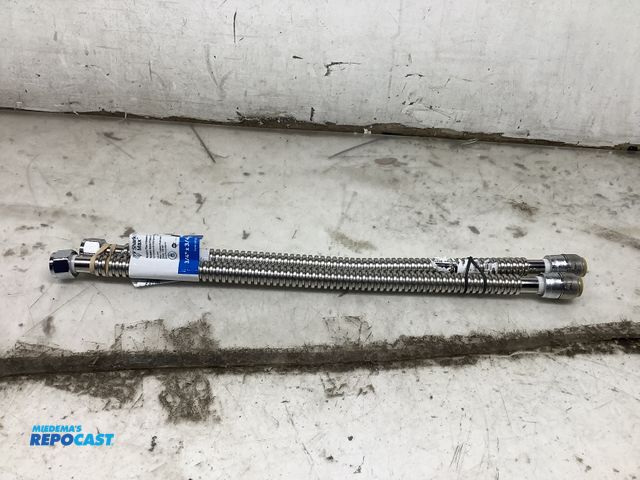 Lot 2-93653 - Shark Bite Max 3/4" x 24" water heater supply hoses