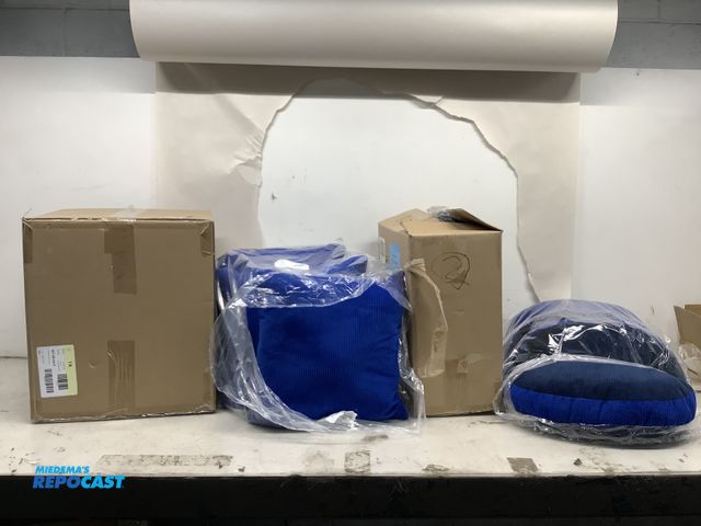 Lot 2-75459 - Lot of (20) Room Essential navy blue/royal blue throw pillows