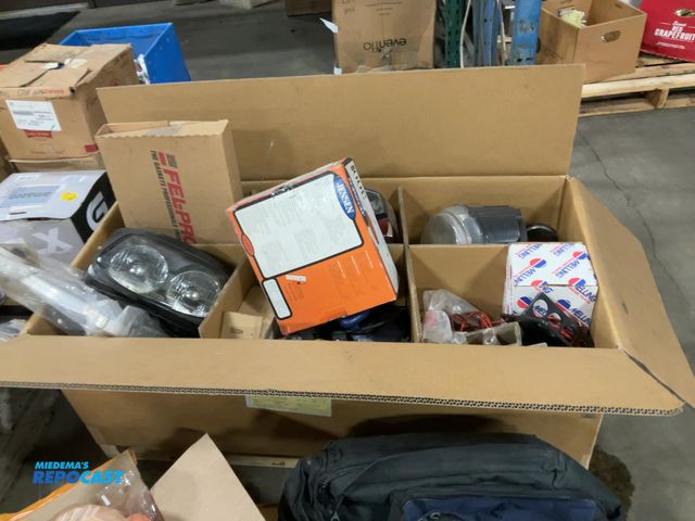Repocast.com - Lot 2-21847 - Box of various Car Parts