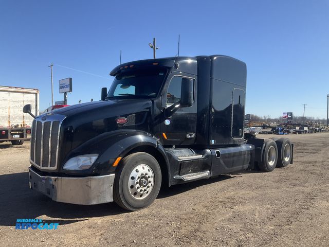 Lot 2-11525 - 2017 Peterbilt 579 Semi Truck