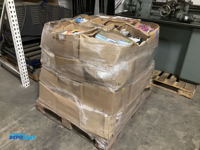 Lot 2-95167 - Skid lot of Various Mini Notepads, Carabiners, Keychains, Handheld Flashlights, and Pens