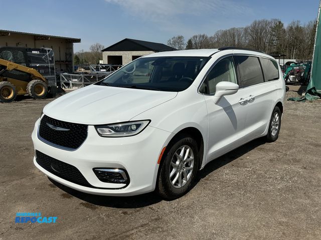 Lot 2-21554 - 2022 Chrysler Pacifica Touring L Passenger Van FWD