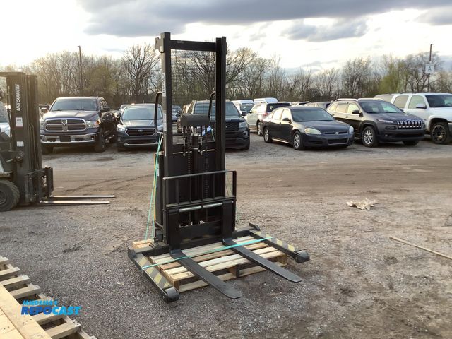 Lot 2-93210 - Vestil SL-63-AA industrial lift