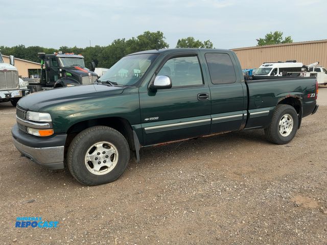 Lot 2-40333 - 2001 Chevrolet Silverado 1500 LT Extended Cab Standard Box Pickup Truck 4x4