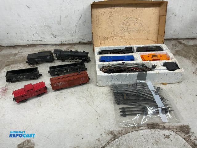Repocast.com - Lot 2-15085 - 2- marx train sets from the 1940's one is ...