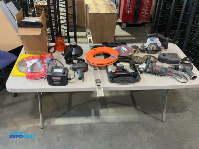 Lot 2-92724 - Lot of assorted hand tools/power tools.