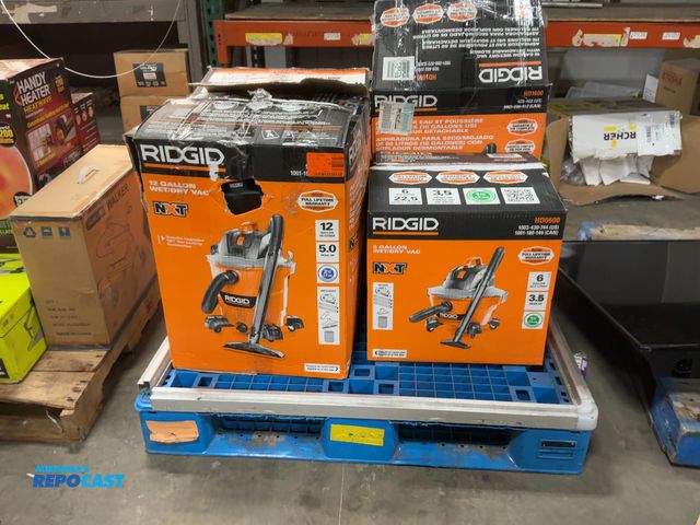 Lot 2-19633 - Lot of (4) Ridgid Vacuums wet/dry vacuums - (1) works, other is for parts