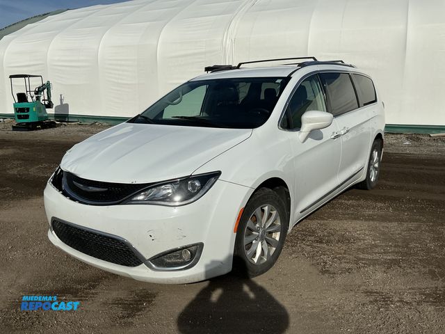 Lot 2-40625 - 2018 Chrysler Pacifica Touring-L Passenger Van FWD