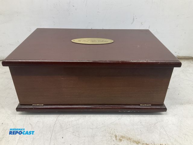 Lot 2-17060 - The Oval Office Collection Wood Box Displaying 2 Centuries of American Presidents