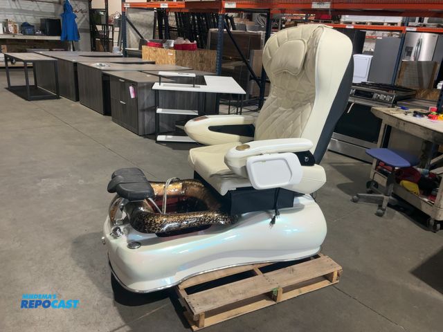 Lot 2-15349 - Gulfstream 9660-5 Pedicure Massage Chair