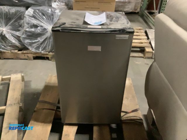 Lot 2-74089 - Everchill 2022302371 Mini Refrigerator Ever Chill 3.3 cu ft. Top Mount Refrigerator 2022302371