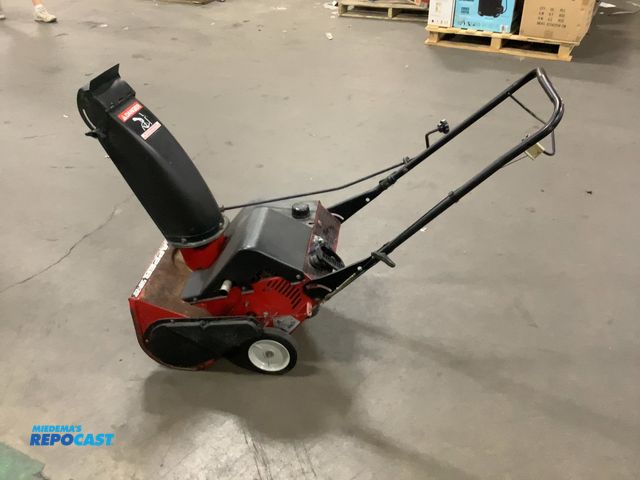 Lot 2-76784 - 5200 snapper 5HP/20" snowblower Runs - works.