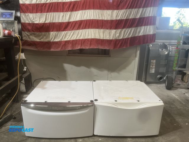 Lot 2-59373 - whirlpool storage pedestal  set 14 in