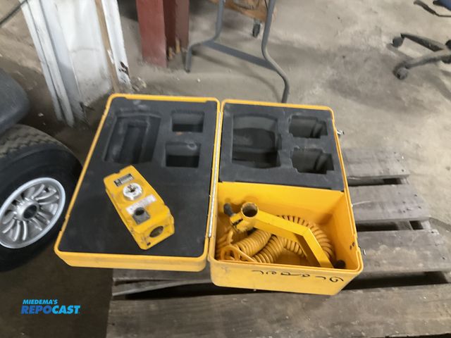 Lot 2-42469 - One Spectra-Physics ST2-10 Laser Level Tracer with cord, bracket and case