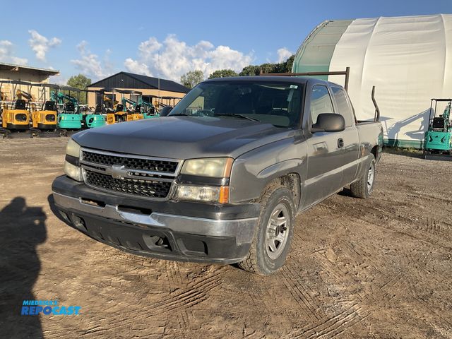 Lot 2-20044 - 2007 Chevrolet Silverado Classic 1500 LS Extended Cab Standard Box Pickup Truck RWD