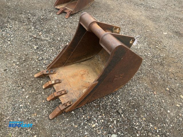 Lot 2-40385 - Used Terex 23.5" Excavator Bucket with Teeth, fits Schaeff/Terex coupler, bottom dented