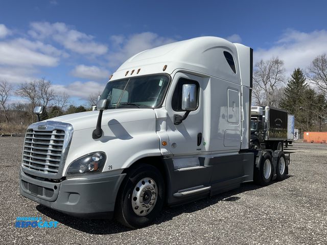 Lot 2-44962 - 2016 Freightliner Cascadia 125 6x2 Semi Truck