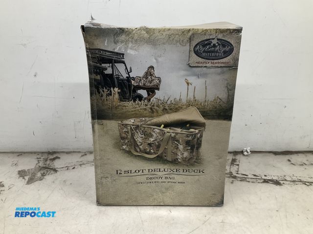 Lot 2-19423 - Rig ‘Em Right 12 Slot Deluxe Duck Decoy Bag