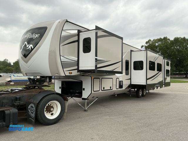 Lot 2-44200 - 2022 Mesa Ridge 395BHS BHS 5th Wheel Travel Trailer