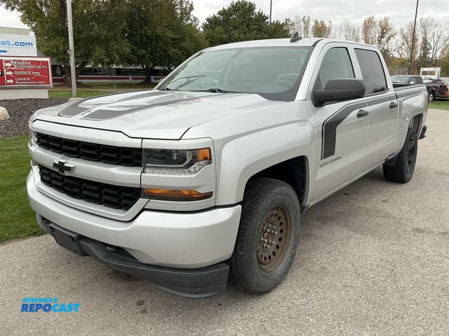 Lot 2-41098 - 2018 Chevrolet Silverado 1500 Custom Crew Cab Standard Box Pickup Truck 4x4