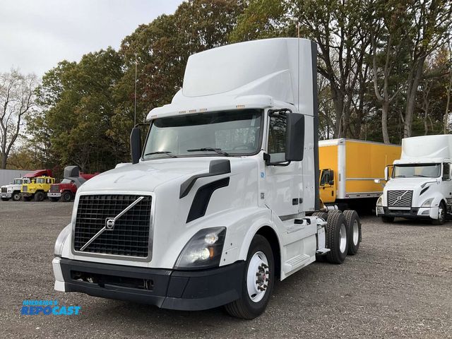 Lot 2-44993 - 2016 Volvo VNL 6x4 Day Cab Semi Truck