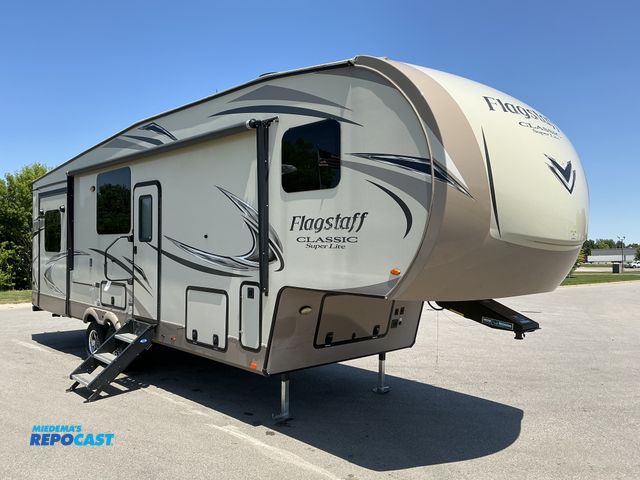 Lot 2-43896 - 2018 Flagstaff Classic Super Lite 8529RLWS Fifth Wheel Camper Trailer