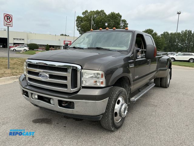 Lot 2-16300 - 2006 Ford F350 Lariat Crew Cab Long Box Pickup Truck 4x4