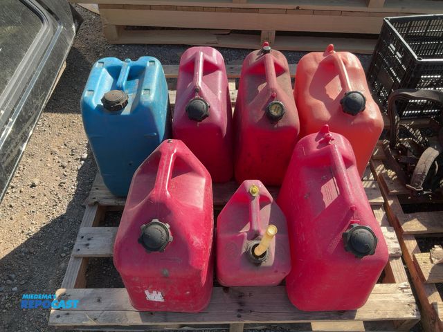 Lot 2-67765 - pallet of (7) plastic gasoline and kerosene cans, different size capacities from 2-6 gallons, portab...