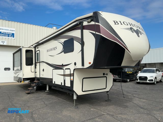 Lot 2-43637 - 2018 Heartland Bighorn M 3760 EL 5th Wheel Travel Trailer