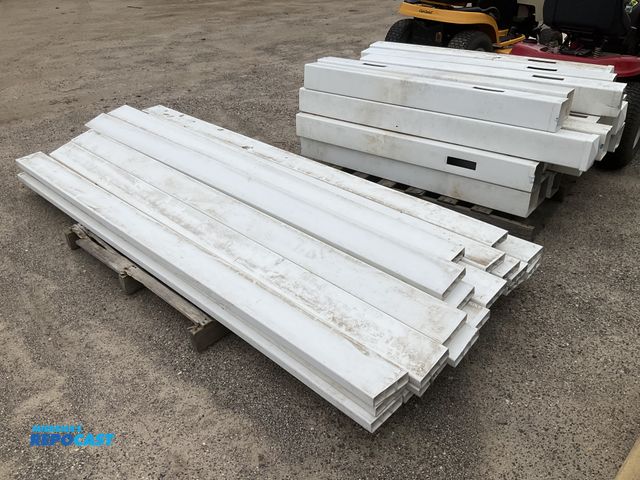 Repocast.com - Lot 2-77271 - Lot of (2) pvc split fencing posts 60 ...