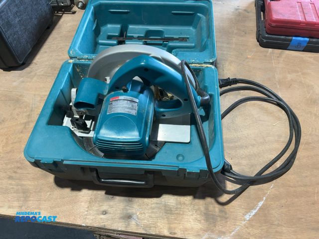 Lot 2-15281 - Makita  5007NB 7-1/4-Inch Circular Saw Electric Powered